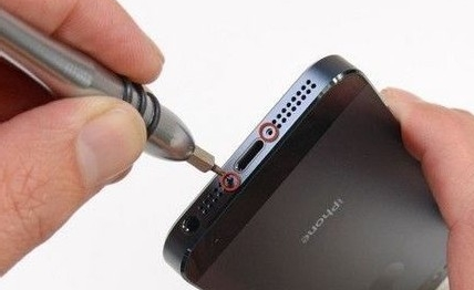 苹果5的手机电板怎么卸苹果电池修复100%方法